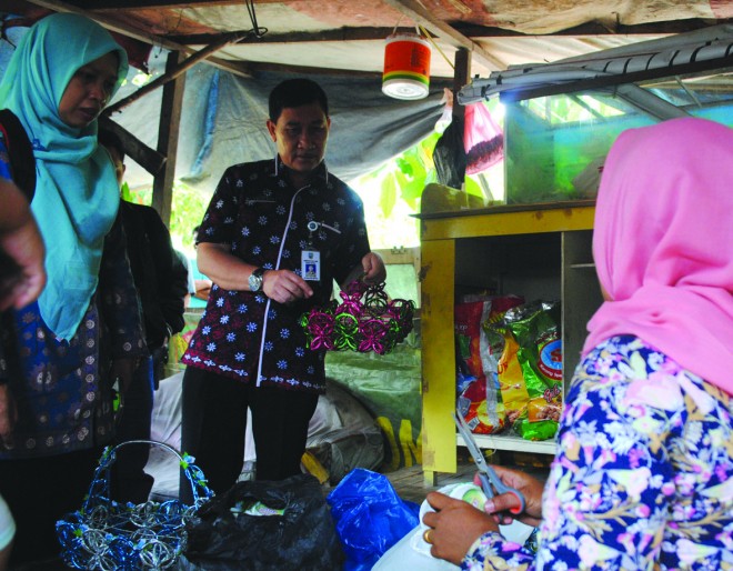 Kegiatan Usaha Kecil dan Menengah (UKM) yang dijalankan oleh Karang Taruna Perisai. Foto: Dinas Sosial Kota Jambi saat berkunjung ke lokasi, Kamis (7/12/2017)